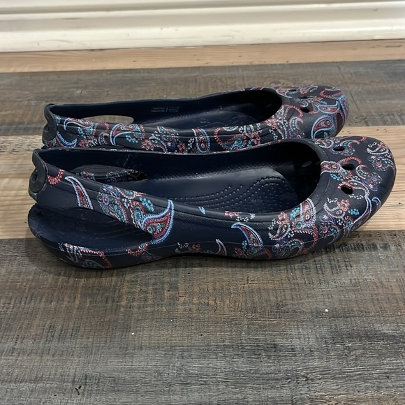 Crocs Women's Kadee Florals Flats Paisley Floral Navy Size 7 Casual Comfy Summer - Picture 9 of 11